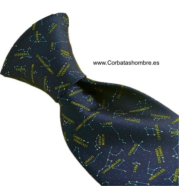 CORBATA AZUL CON ESTRELLAS Y EL NOMBRE DE LAS CONSTELACIONES 