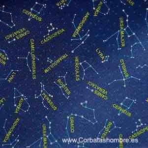 CORBATA AZUL CON ESTRELLAS Y EL NOMBRE DE LAS CONSTELACIONES 