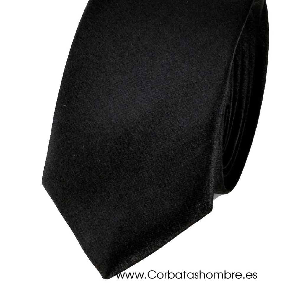 Corbata negra con dibujos de cuadros mas claros para traje.